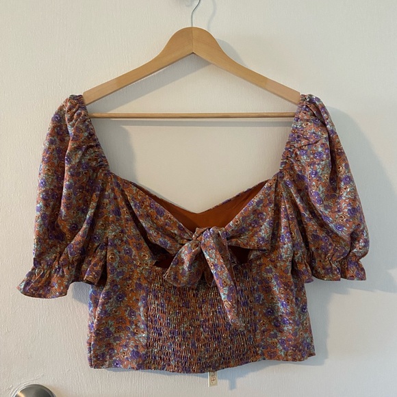 NWT Floral pattern crop top - Picture 2 of 3